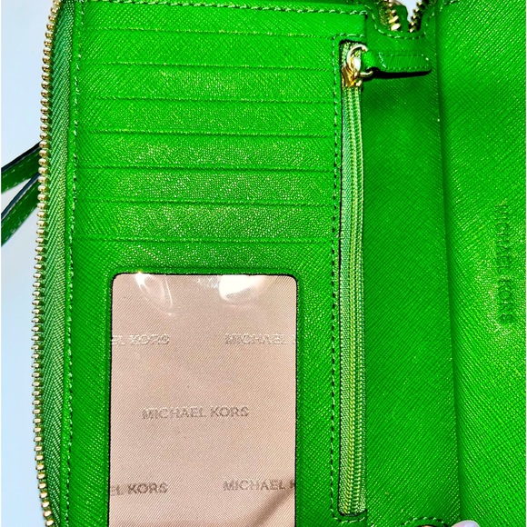 MICHAEL KORS Mercer Wallet Wristlet + Phone | True Green | Leather - Picture 7 of 7